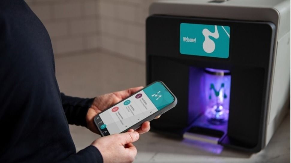 Application Mixfit sur un téléphone, devant la machine.