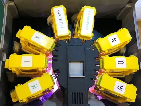 Module multi-doseurs à poudre de Mixfit ouvert, avec ses cartouches de poudre jaunes.